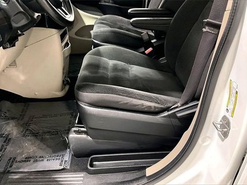 Used 2019 Dodge Grand Caravan SE w/ UConnect Hands-Free Group image 19