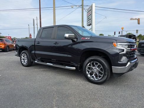 Used 2022 Chevrolet Silverado 1500 LT w/ Z71 Off-Road Package AWD/4WD image 2