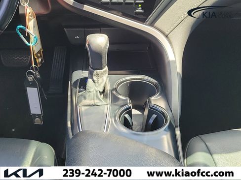 Used 2020 Toyota Camry SE image 19