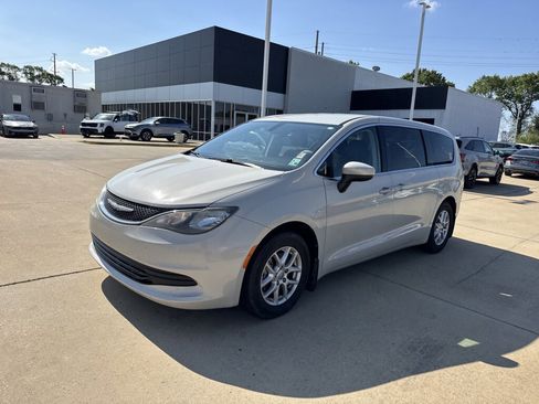 Used 2017 Chrysler Pacifica Touring image 2