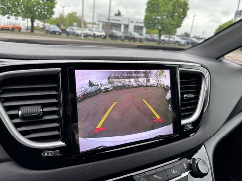 Used 2025 Chrysler Pacifica Select FWD image 25