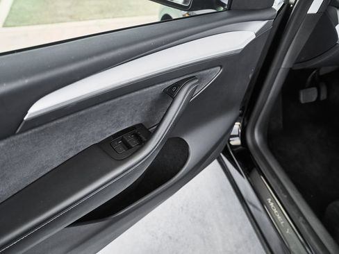 Used 2023 Tesla Model Y Long Range AWD/4WD image 18