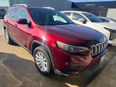 Used 2021 Jeep Cherokee Latitude FWD image 2