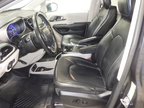 Used 2021 Chrysler Pacifica Touring-L FWD image 8