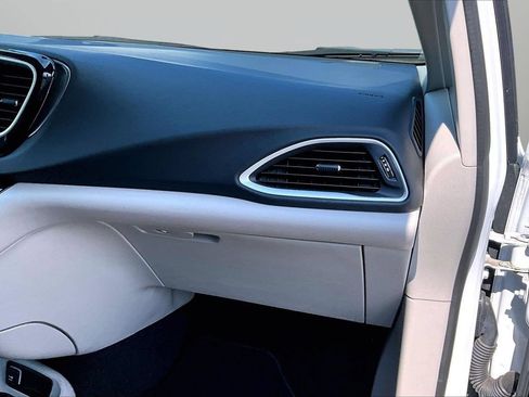Used 2024 Chrysler Pacifica Touring-L FWD image 18