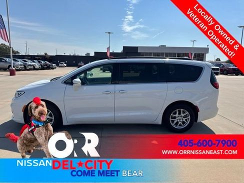 Used 2022 Chrysler Pacifica Touring-L FWD image 2