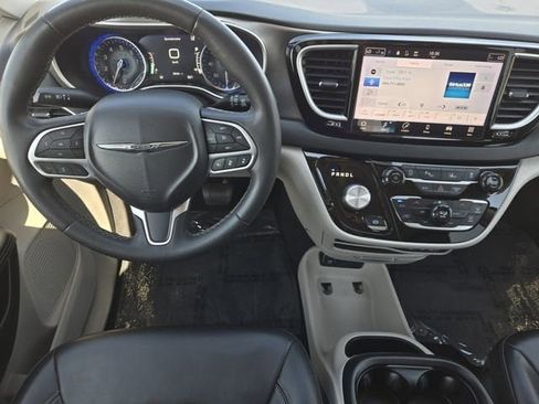Used 2023 Chrysler Pacifica Touring-L FWD image 27