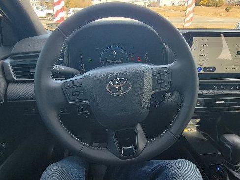 Used 2025 Toyota Camry SE image 11