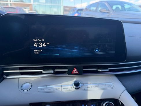 Used 2025 Hyundai Elantra Limited image 12