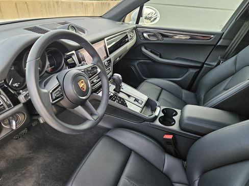 Certified 2025 Porsche Macan image 4