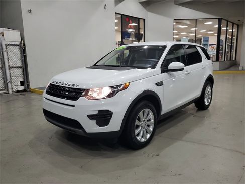 Used 2018 Land Rover Discovery Sport SE image 3