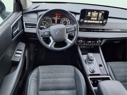 Used 2022 Mitsubishi Outlander SE image 16