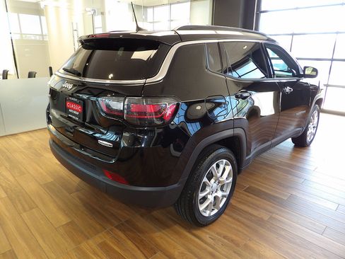 Used 2023 Jeep Compass Latitude w/ Sun and Sound Group AWD/4WD image 6