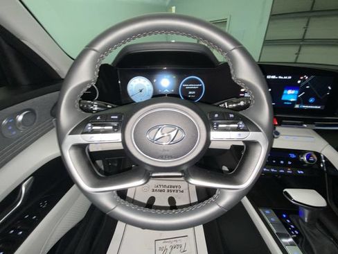 Used 2023 Hyundai Elantra Limited FWD image 14