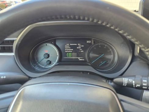 Used 2022 Toyota Venza XLE image 29