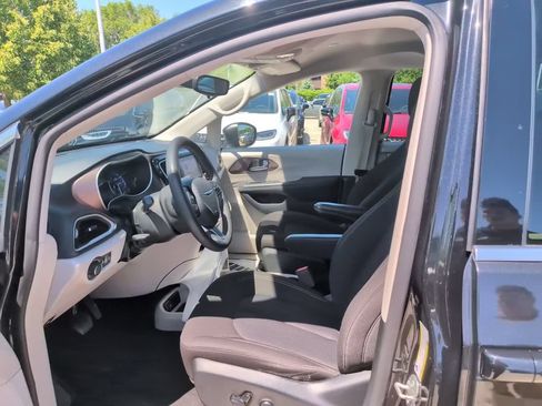 Used 2023 Chrysler Voyager LX FWD image 28