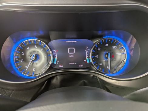 Used 2019 Chrysler Pacifica Limited FWD image 4