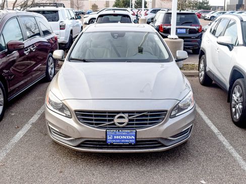 Used 2015 Volvo V60 T5 Premier image 2
