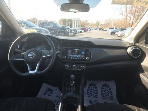 Used 2024 Nissan Kicks SV image 9