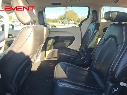 Used 2023 Chrysler Pacifica Touring-L image 13