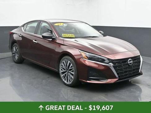 Used 2024 Nissan Altima 2.5 SV image 2