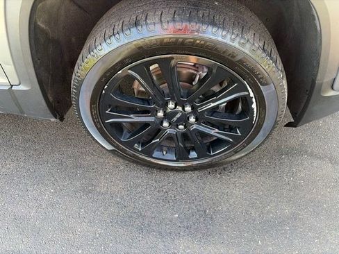 Used 2022 GMC Acadia SLE w/ Driver Convenience Package FWD image 44