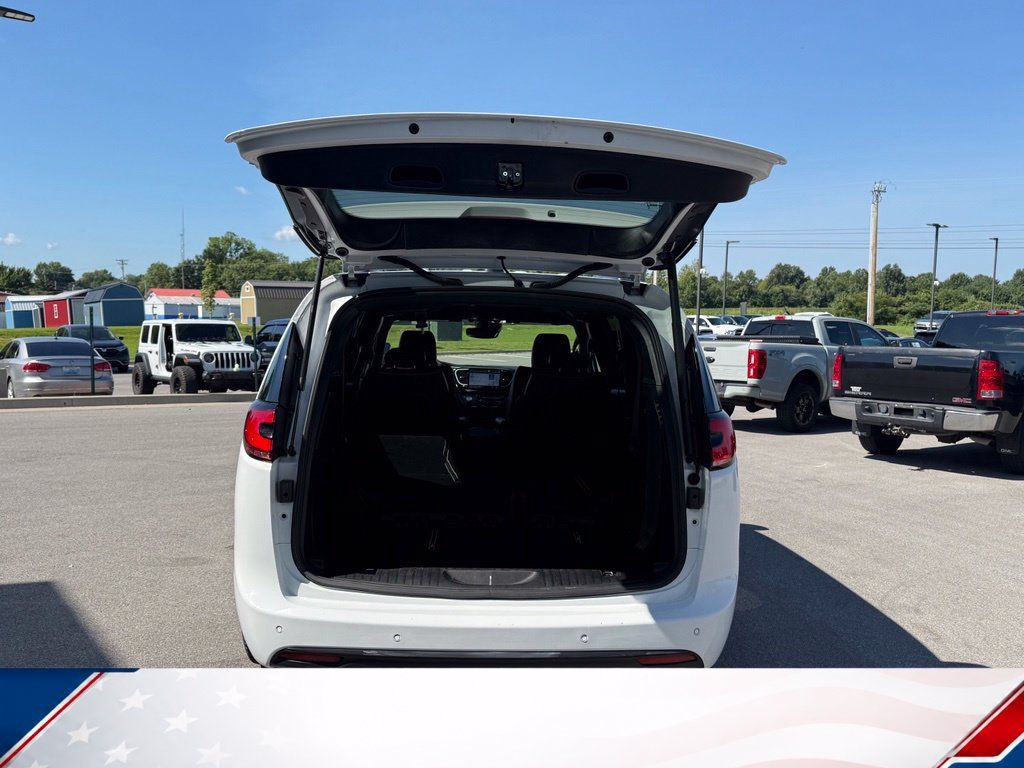 Used 2025 Chrysler Pacifica Limited FWD image 8