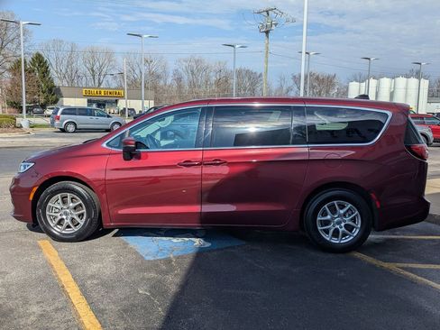 Used 2023 Chrysler Pacifica Touring-L image 6