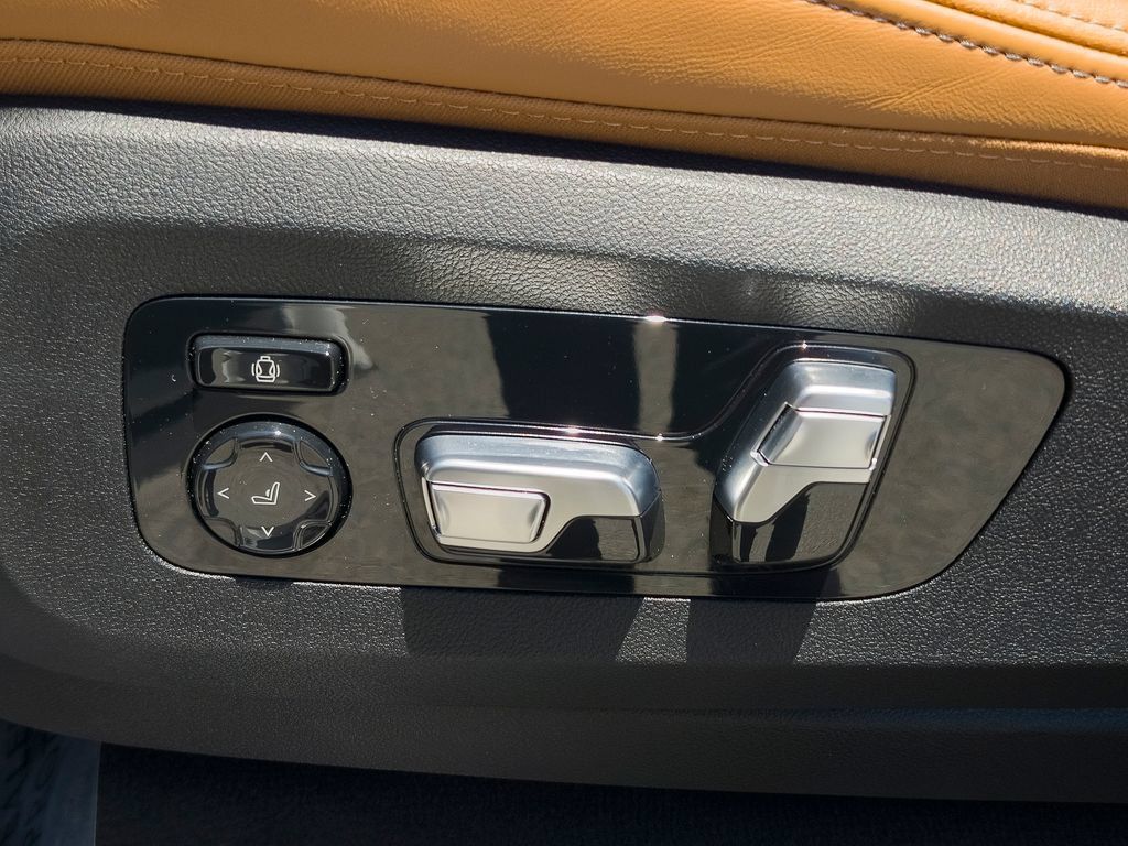 Used 2024 BMW X7 xDrive40i w/ Parking Assistance Package AWD/4WD image 17