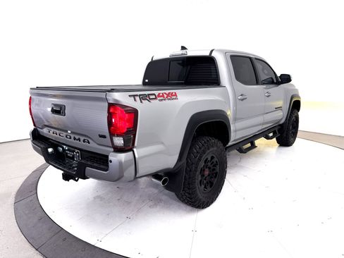 Used 2018 Toyota Tacoma TRD Off-Road w/ Technology Package AWD/4WD image 17