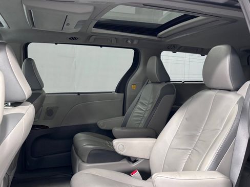 Used 2011 Toyota Sienna Limited w/ Premium Pkg image 22