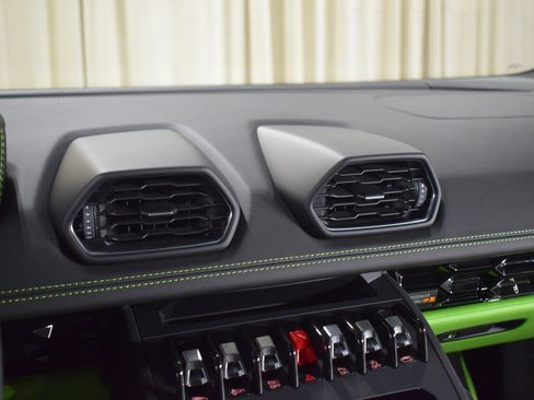 Used 2020 Lamborghini Huracan EVO image 32