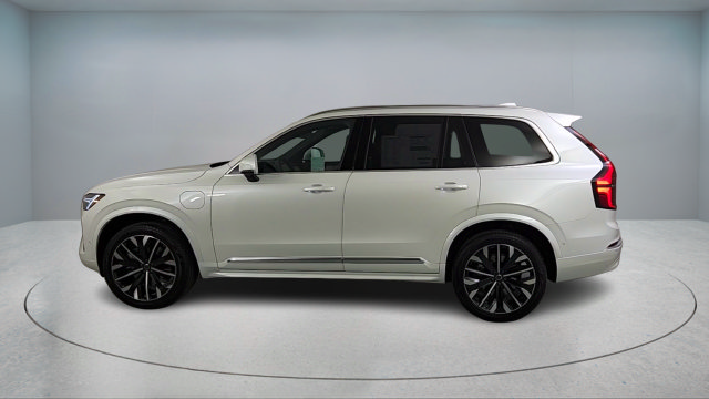 New 2026 Volvo XC90 T8 Plus w/ Protection Package Premier AWD/4WD image 4
