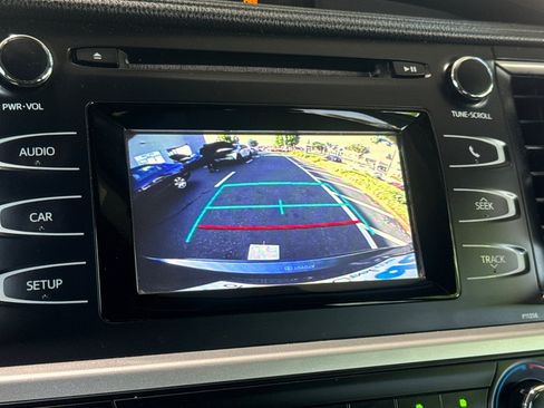 Used 2017 Toyota Highlander LE FWD image 19