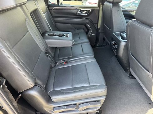 Used 2024 Chevrolet Suburban LT RWD image 17