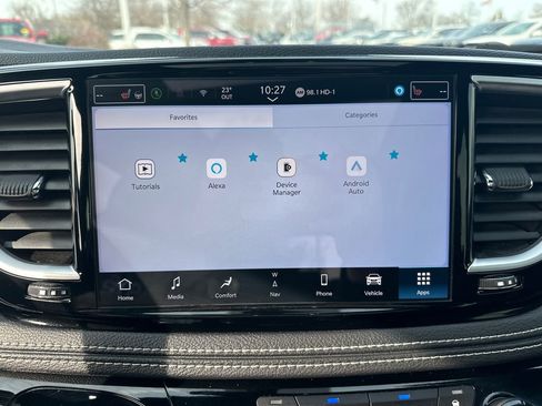 Used 2025 Chrysler Pacifica Limited image 27