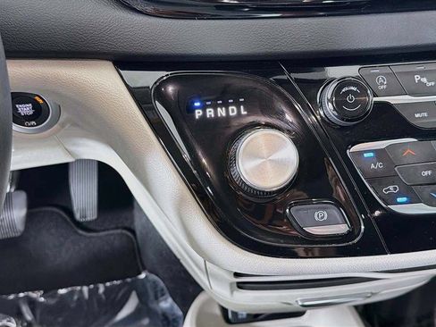 Used 2024 Chrysler Pacifica Touring-L FWD image 39