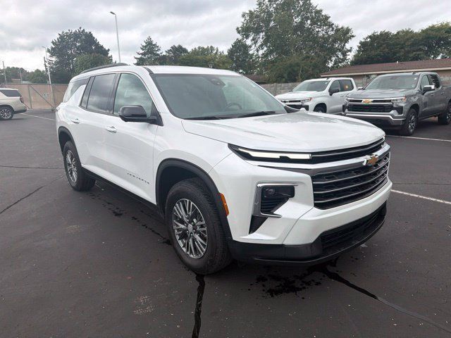 Used 2024 Chevrolet Traverse LT w/ Trailering Package FWD image 4