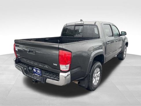 Used 2017 Toyota Tacoma SR5 w/ Tow Package AWD/4WD image 3