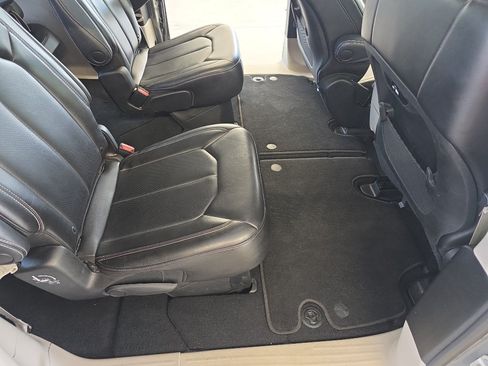 Used 2023 Chrysler Pacifica Touring-L FWD image 18