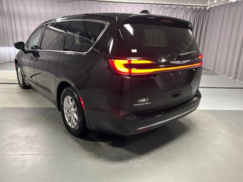 Used 2024 Chrysler Pacifica Touring-L image 5