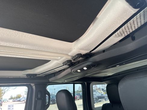 Used 2025 Jeep Wrangler Unlimited Rubicon image 9