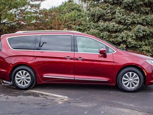 Used 2019 Chrysler Pacifica Touring-L image 11