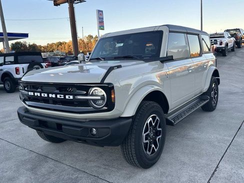 New 2025 Ford Bronco Outer Banks image 3