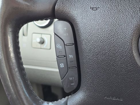 Used 2009 Cadillac DTS w/ Sun And Sound Package image 22