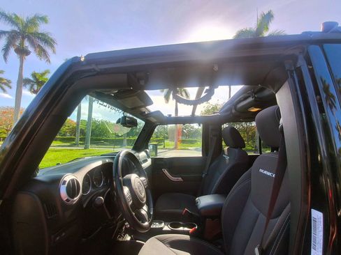 Used 2014 Jeep Wrangler Unlimited Rubicon w/ Connectivity Group AWD/4WD image 41