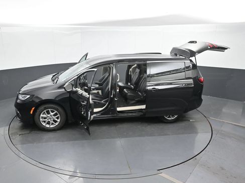Used 2024 Chrysler Pacifica Touring-L FWD image 50