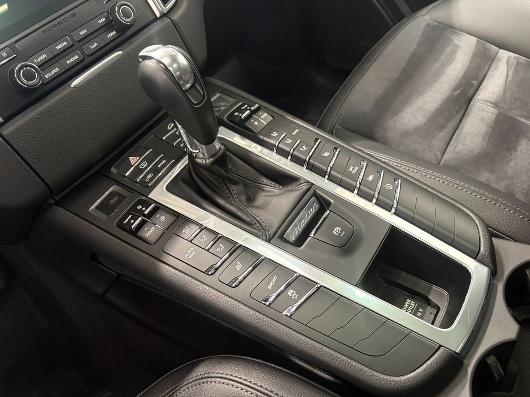 Used 2018 Porsche Macan AWD/4WD image 19