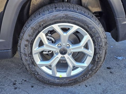 New 2026 Jeep Compass Latitude image 9