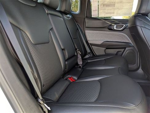 New 2026 Jeep Compass Latitude image 32